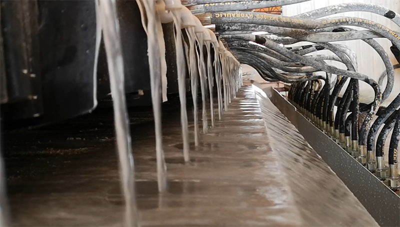 金凱地打樁污泥脫水設(shè)備將泥漿處理后排出清水